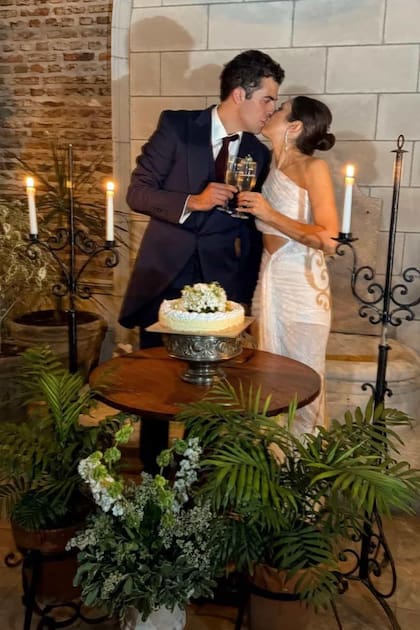 El momento de la torta y el brindis. La decoración incluyó flores, plantas y candelabros de hierro con velas blancas