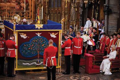 El momento de la unción, tan sagrada como íntima, el único instante que no se vio, ya que el Rey quedó oculto por una pantalla con un árbol bordado con los nombres de los países del Commonwealth y con el nuevo monograma, “CRIII” (Charles Rex III).
