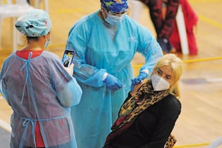 Mercedes Sarrabayrrouse. La hija de Susana se vacunó contra el covid en Uruguay