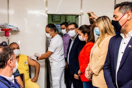 El momento de la vacunación simulada, que fue en el brazo izquierdo y con un vacunador.