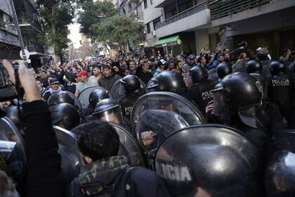 El momento de los incidentes con la Policía durante la manifestación en apoyo a la vicepresidenta Cristina Kirchner