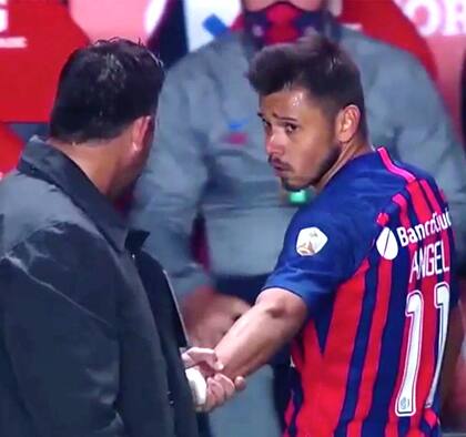 El momento de tensión cuando Diego Dabove reemplazó a Angel Romero en el partido por la Copa Libertadores; desde ese momento, todos siguen de cerca la relación entre el DT y los hermanos paraguayos