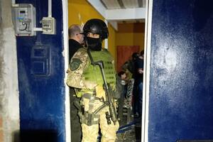 El momento de uno de los allanamientos a la banda de delincuentes. Foto: Ministerio de Seguridad de Buenos Aires