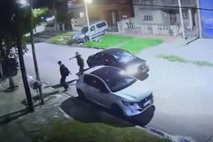 El momento en el que un grupo de ladrones disparó a quemarropa a un joven de 21 años que volvía de la facultad