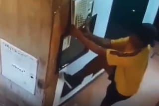 Una pareja salió a robar con su hijo y se llevaron un portero eléctrico de un edificio