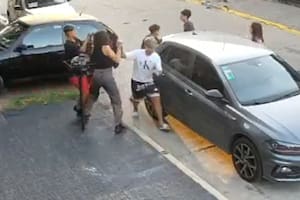 Violento asalto en Quilmes: cuatro jóvenes le robaron el auto a dos mujeres en 30 segundos