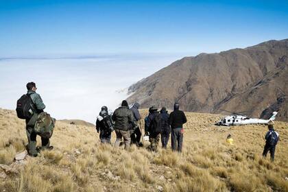 Cuando bajaban, un helicóptero de presidencia llegó a la zona y trasladó a los siete funcionarios que pasaron la noche en la montaña
