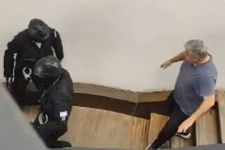 Se disfrazaron de policías, simularon un allanamiento y escaparon a los tiros tras robar una financiera