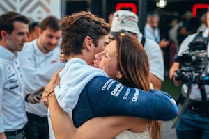 El momento del abrazo entre Colapinto y su madre tras la segunda clasificación de Fórmula 1. Foto: Williams Racing