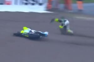 Espectacular accidente del italiano Morbidelli en el MotoGP en Alemania: hasta se le abrió el traje en plena caída