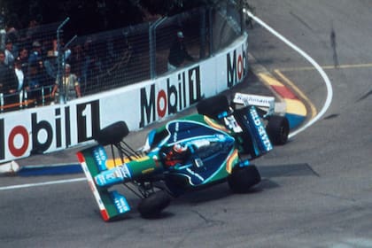 El momento del accidente: el Benneton de Schumacher queda en dos ruedas; detrás, el Williams de Damon Hill