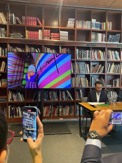 El momento del anuncio de que la obra de Minujín se exhibirá en Qatar