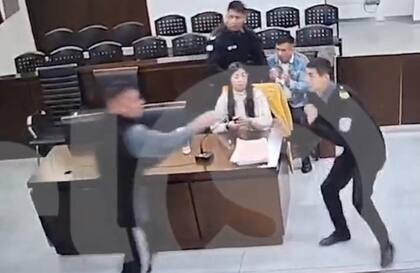 El recluso extrajo un arma blanca tipo faca que ocultaba debajo de su ropa