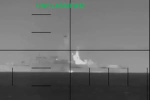 El video que muestra cómo un submarino de EE.UU. hundió un barco de guerra de Irán con un torpedo