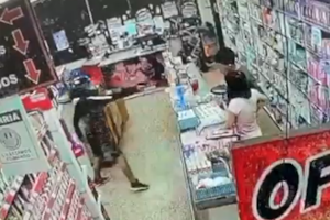 El momento del ataque quedó registrado por las cámaras de seguridad del comercio