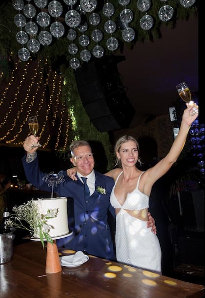 El momento del brindis y de la torta de chocolate y dulce de leche.