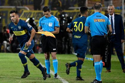 El momento del cambio: ingresa Tevez en reemplazo de Bebelo Reynoso a los 16 del segundo tiempo