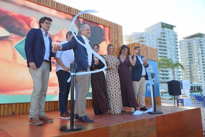 El momento del corte de cinta