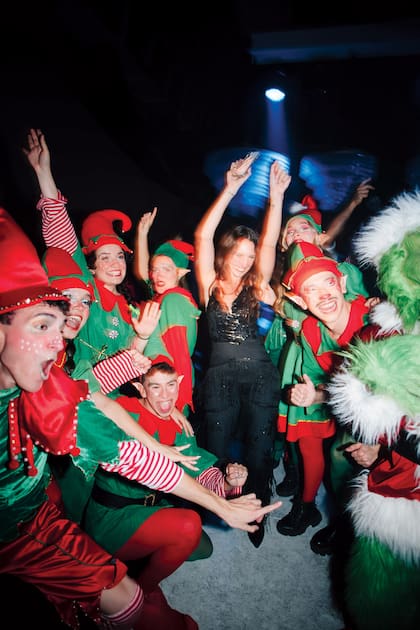El momento del cotillón navideño fue otro hit de la
fiesta. Había elfos y un Grinch sacando a bailar a los
invitados a la pista.