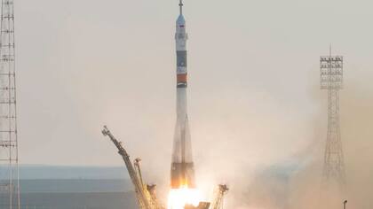 El momento del despegue de la nave Soyuz con tres nuevos tripulantes hacia la Estación Espacial Internacional