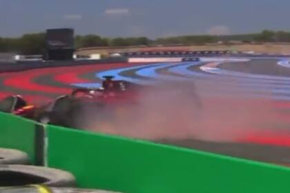 El momento del despiste de la Ferrari de Charles Leclerc