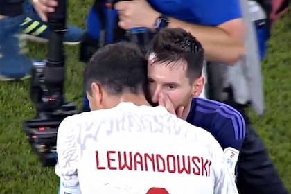 El momento del diálogo entre el delantero argentino Lionel Messi y el delantero polaco Robert Lewandowski