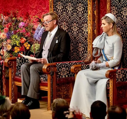 El momento del discurso del Rey -que duró unos 20 minutos- desde el trono. El vestido elegido por Máxima se trata de un modelo de cuello redondo y mangas sas que se destaca principalmente por el lazo XXL que adorna su hombro derecho. El clutch es de Dior.
