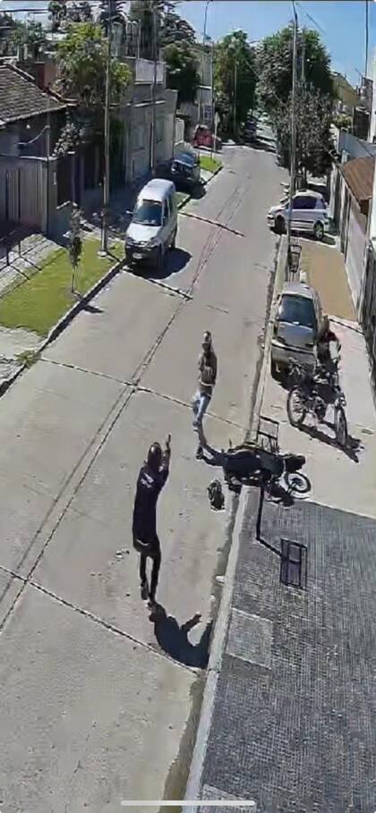 El momento del enfrentamiento entre el oficial de la Policía de la Ciudad Luis Ortega (de espaldas) y uno de los delincuentes que lo asaltó en La Matanza