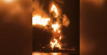 El momento del estallido de un buque iraquí bombardeado por Irán en el estrecho de Ormuz