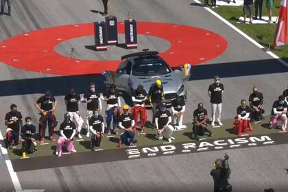 El momento del gesto contra el racismo por parte de los pilotos de la Fórmula 1