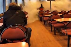 El momento del impacto de la ola que destrozó los vidrios de un ferry en Hamburgo