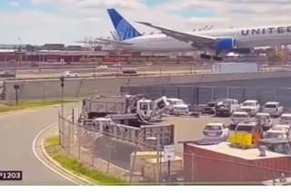 Un video muestra el momento del choque de un avión contra un camión al aterrizar en EE.UU.