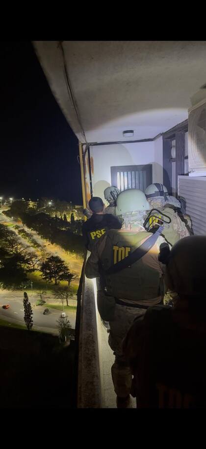 El momento del ingreso de las fuerzas al departamento de Bilbao, con vista al río