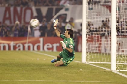 El momento del penal ante Gigliotti