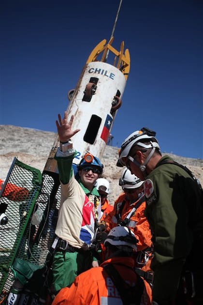 Para traer a los mineros a la superficie se construyeron tres cápsulas. Fénix 1 y 2 tenían un diámetro de 54 centímetros y una longitud de 3,98 metros, un sistema de desacople para separarlas en dos partes y 5 pequeñas ruedas (centralizadores) de 15 cm de diámetro en las partes superior e inferior, que permitieron evitar el roce y mantener centralizada la cápsula en su total recorrido dentro del ducto. Fenix 3 no llegó a ser utilizada.