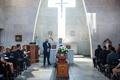 El momento del responso en el cementerio de la Chacarita.