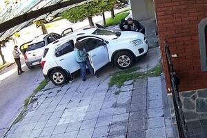 Le robaron el auto a un hombre en 20 segundos en la puerta de su casa en Mar del Plata
