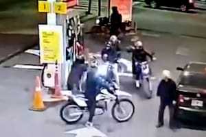 Lanús: paró a cargar nafta a su moto y cuatro motochorros le robaron el vehículo