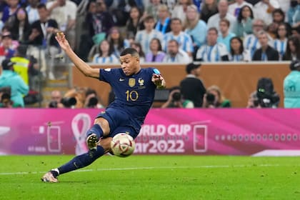 El momento del segundo gol de Kylian Mbappé ante la Argentina en la final del Mundial de Qatar 