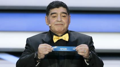 El momento del sorteo: Maradona presenta a España en el Grupo B