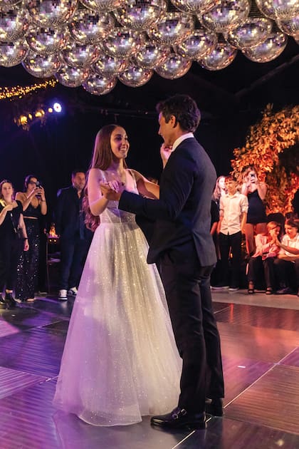 El momento del vals. “Bailamos con nervios, pero se disfrutó al fin. Incluso después la sacó a bailar su hermano Milo y ese fue un gran momento también. Ellos tienen una relación muy, muy linda”, dice el actor.