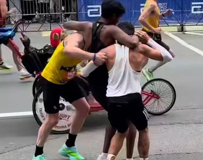 El momento donde Ajay Haradasse es socorrido por dos atletas