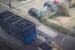 El momento donde el acoplado choca y se engancha contra el puesto de seguridad. Foto: captura