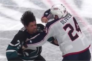 Brutal mano a mano en un partido de hockey sobre hielo: el nocaut que dio la vuelta al mundo