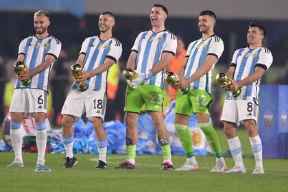 El momento donde Pezzella, Rodríguez, Rulli, Acuña y Dibu Martínez replicaron el gesto del arquero en el Mundial de Qatar, pero con el trofeo de la Copa del Mundo