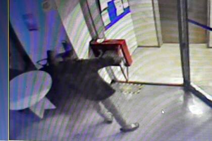 El momento donde se robó un pico de bronce de un nicho hidrante, captado por las cámaras de seguridad