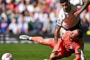 El momento en el que Alexis Mac Allister cae, tras la patada de Cristian "Cuti" Romero, en Tottenham - Brighton.