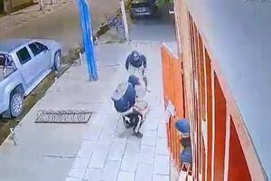 Cuatro hombres ingresaron en un supermercado chino, robaron y atacaron a los dueños y clientes