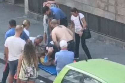 El momento en el que asistieron a la nena luego de la caída