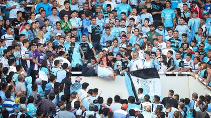 El momento en el que Balbo es arrojado desde la tribuna del estadio Mario Kempes